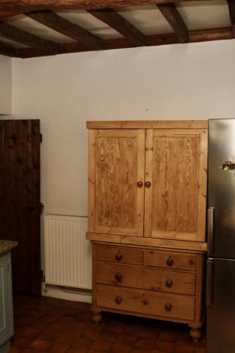 Custom Solid Wood Kitchen Cabinet with Wax Finish